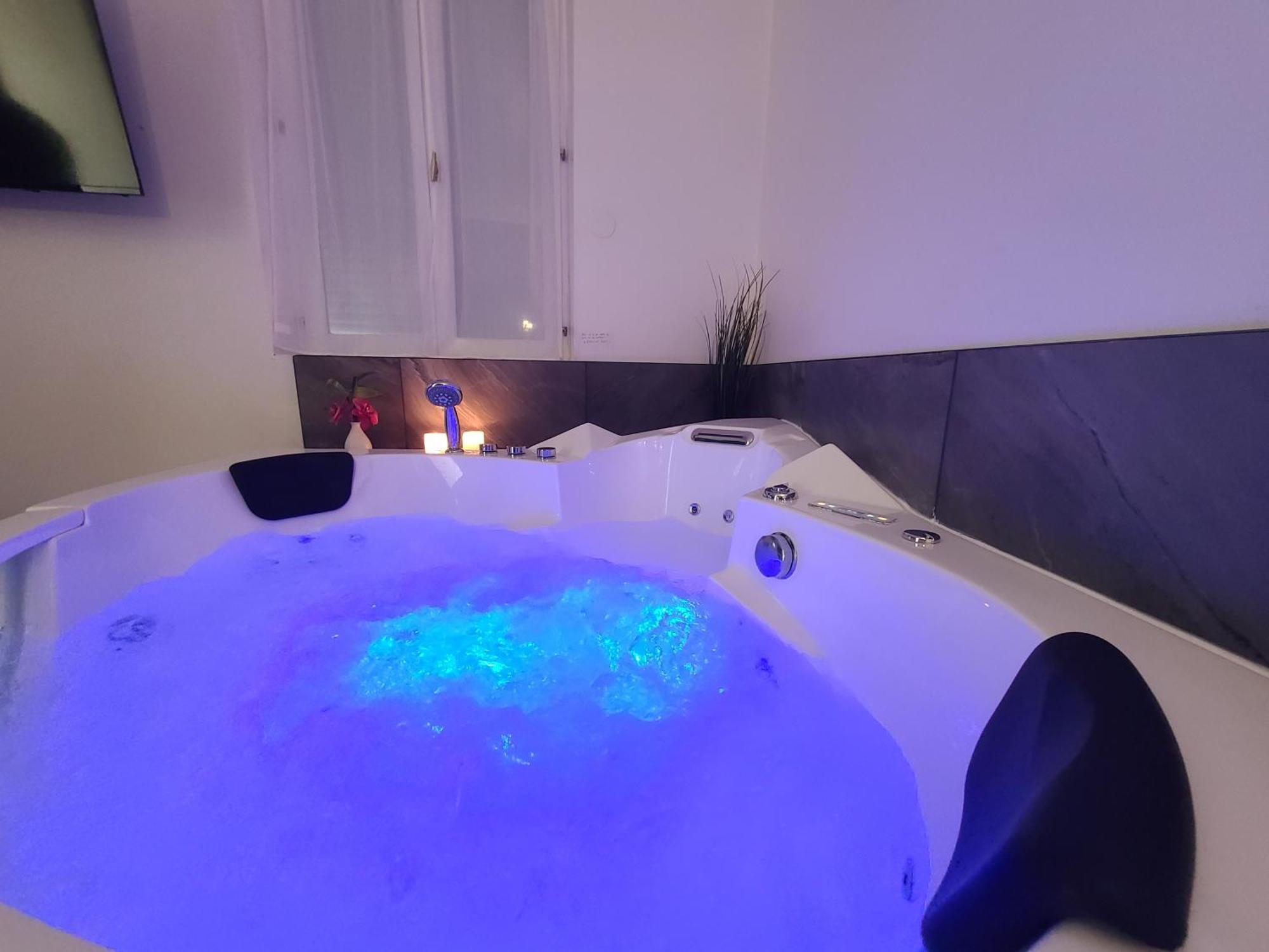 Suite Romantique Jacuzzi مولان المظهر الخارجي الصورة